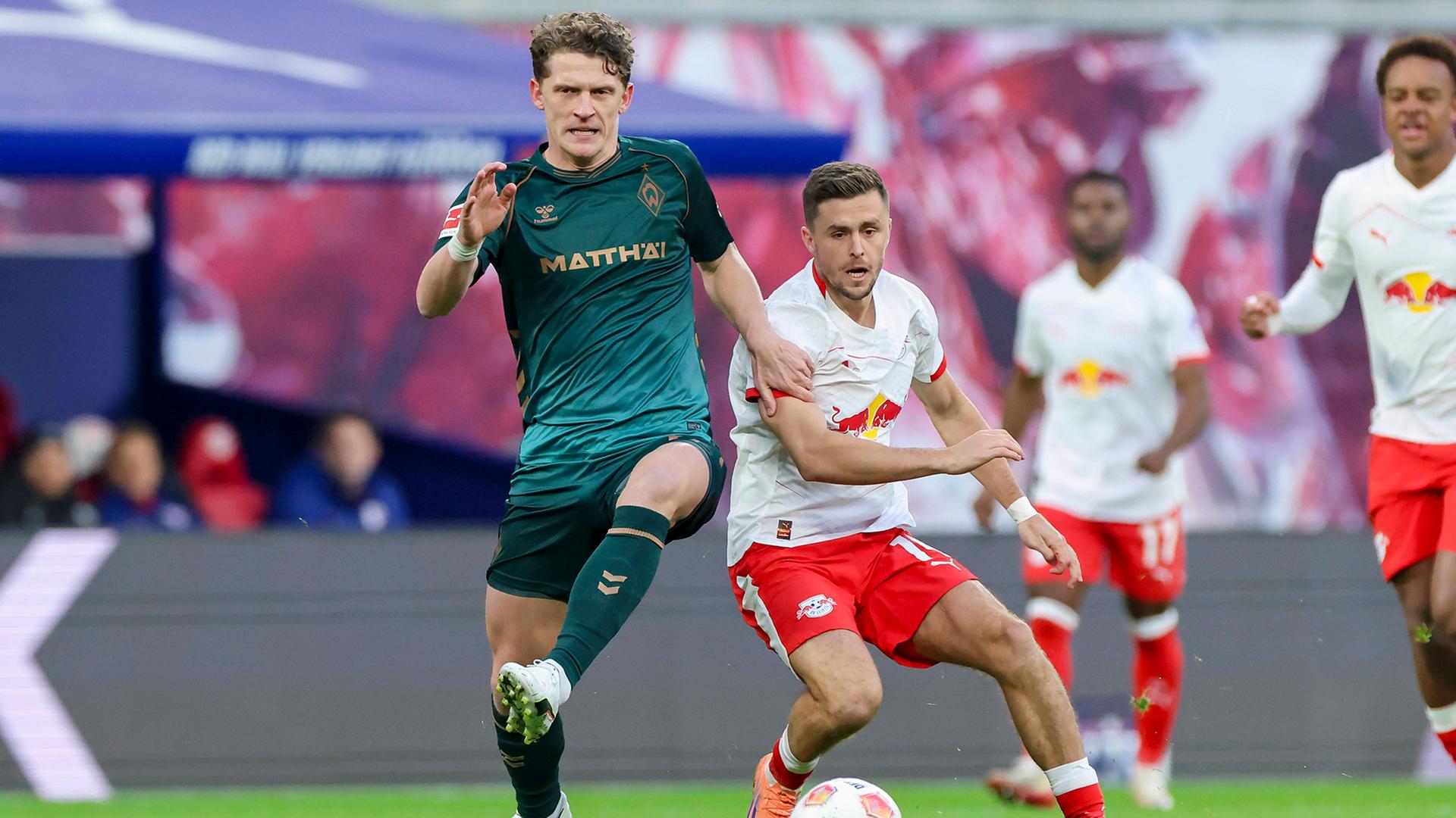 Bremens Jens Stage (l.) im Zweikampf mit Leipzigs Christoph Baumgartner | Imago Images