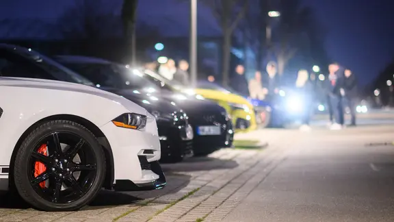 Autos und Anhänger der Autotuner-Szene stehen am ehemaligen Expo-Gelände.