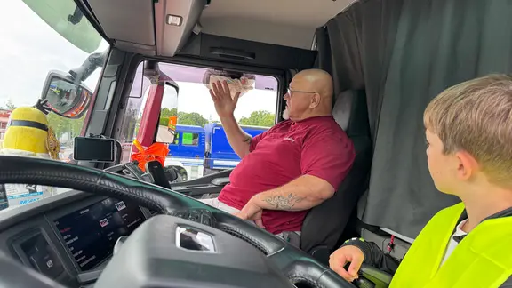 Ein Mann und ein Kind in einem Lkw
