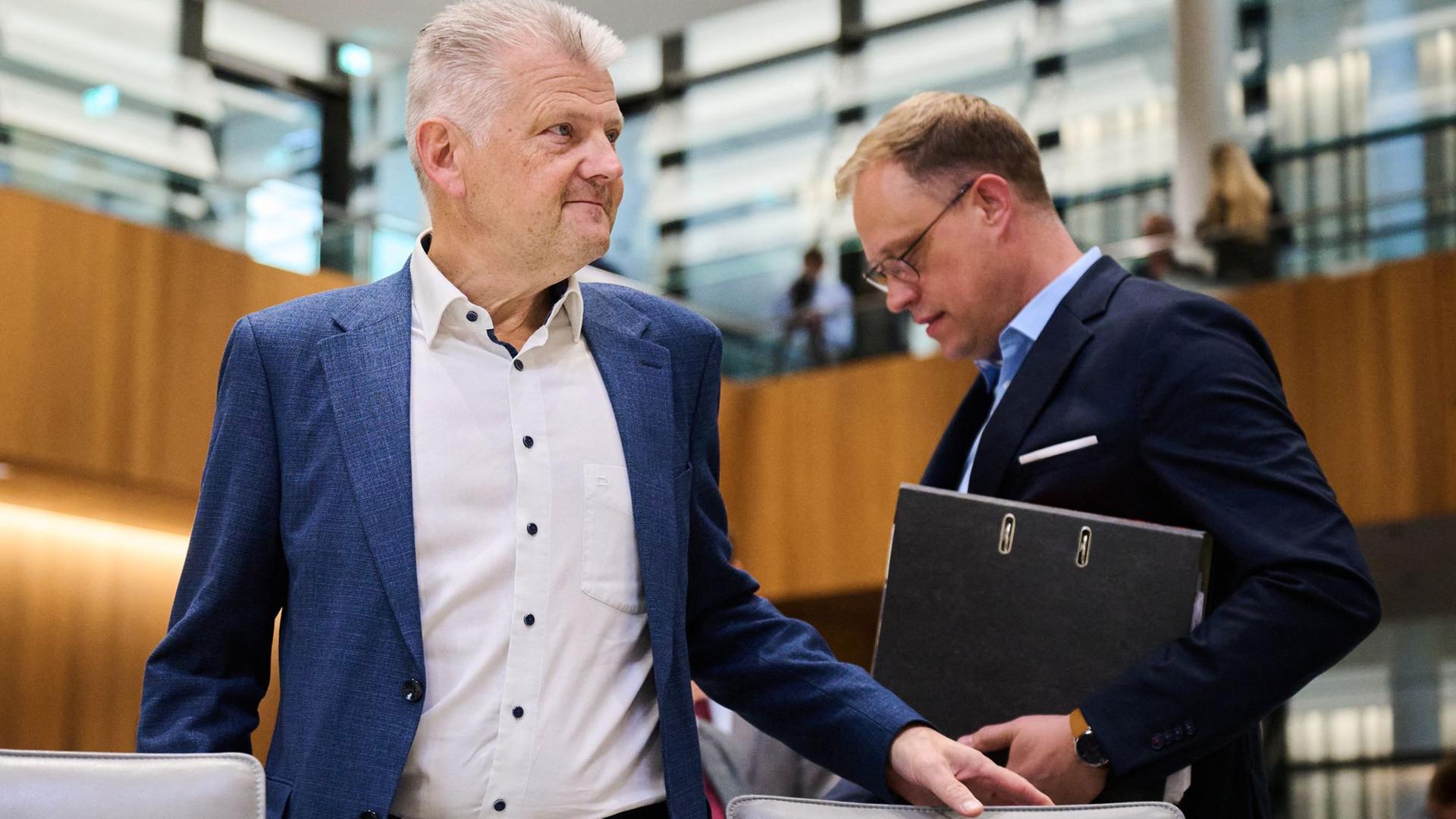 Stefan Politze (l), Vorsitzender der SPD-Landtagsfraktion, im NiedersÃ¤chsischen Landtag. | dpa, Julian Stratenschulte