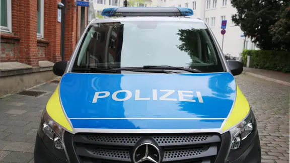 Ein Streifenwagen der Polizei stehen an einem Straßenrand.