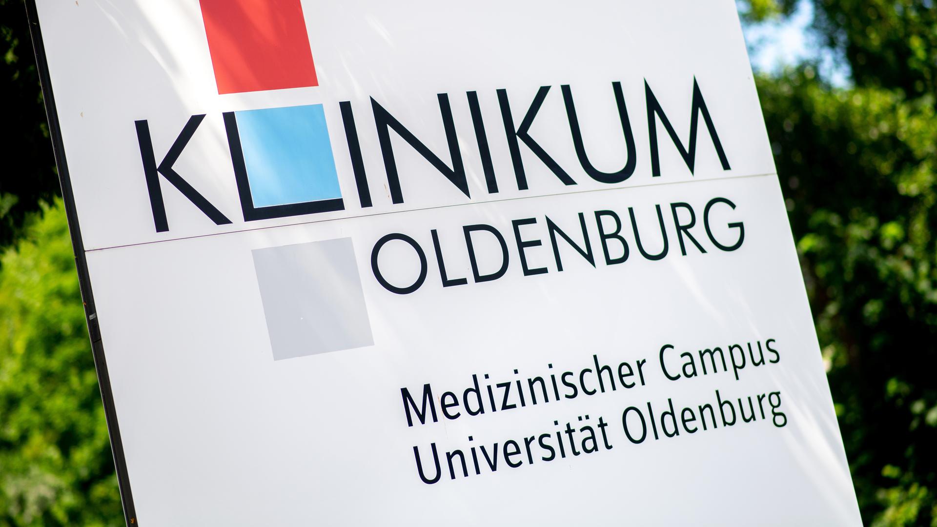 Ein Schild steht vor einer Zufahrt zum Klinikum Oldenburg. | picture alliance / Hauke-Christian Dittrich | Hauke-Christian Dittrich