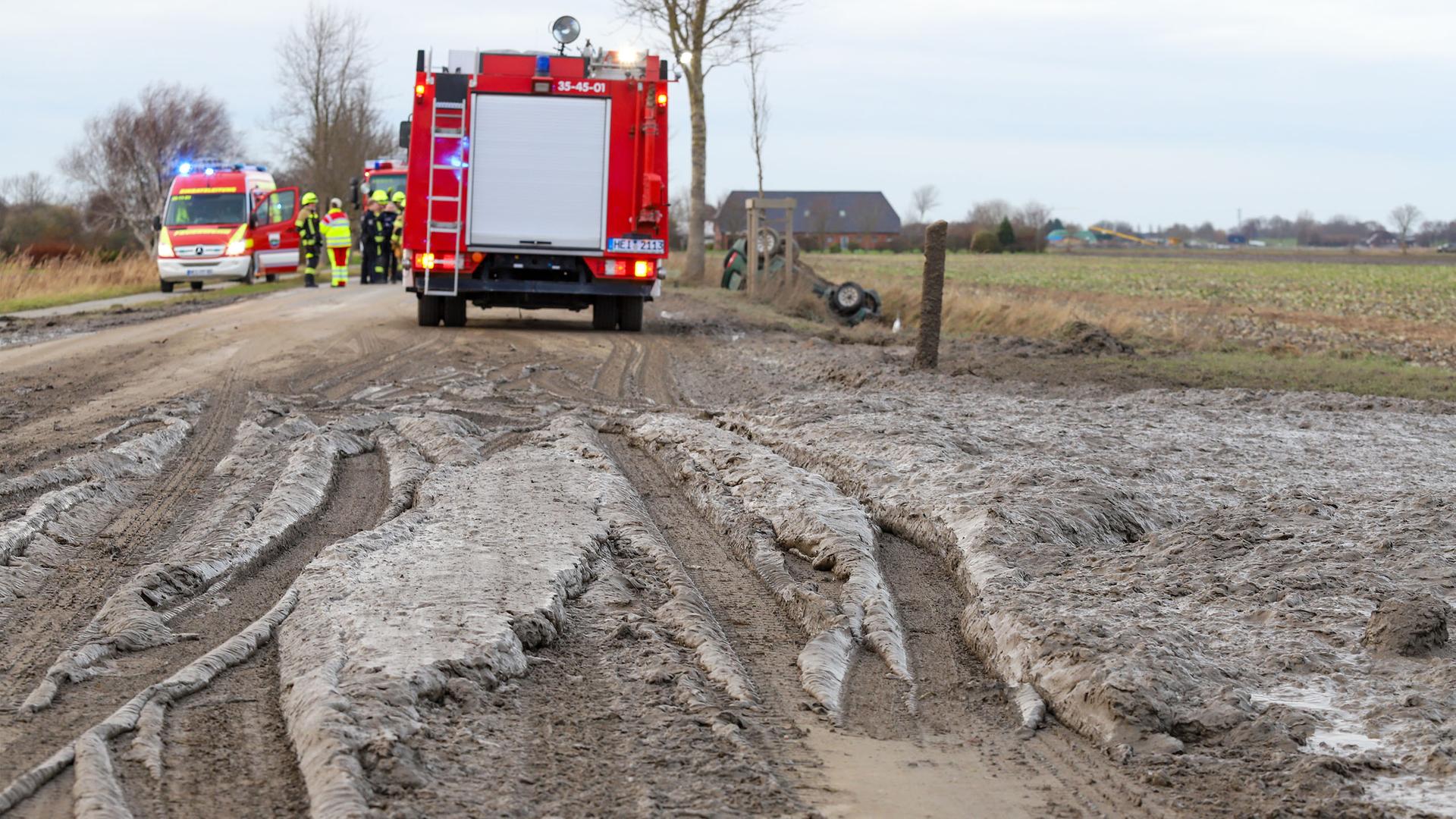 Friedrichskoog: Verdreckte Fahrbahn führt zu Verkehrsunfall
