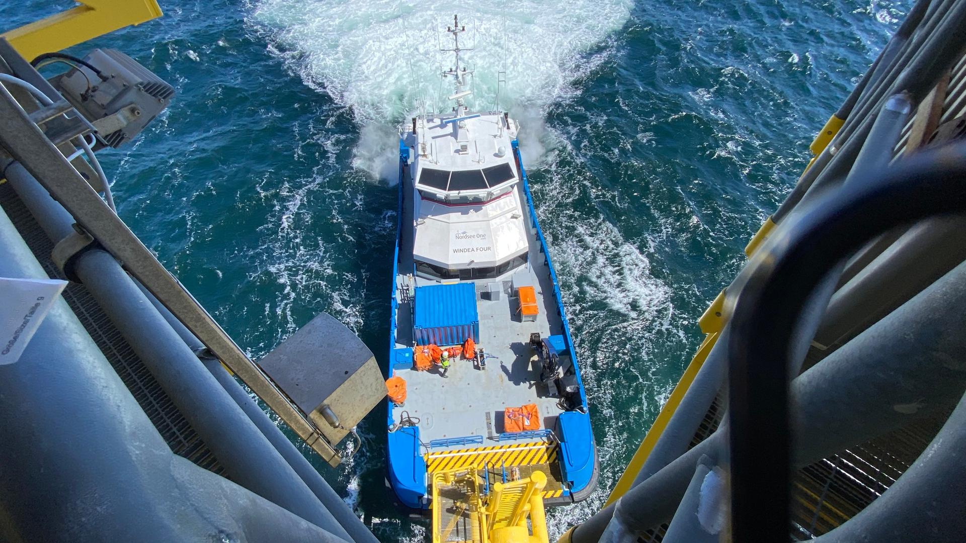Mit dem Crew-Transfer-Vessel werden die Techniker zum Umspannwerk gebracht. | NDR, Peter Becker