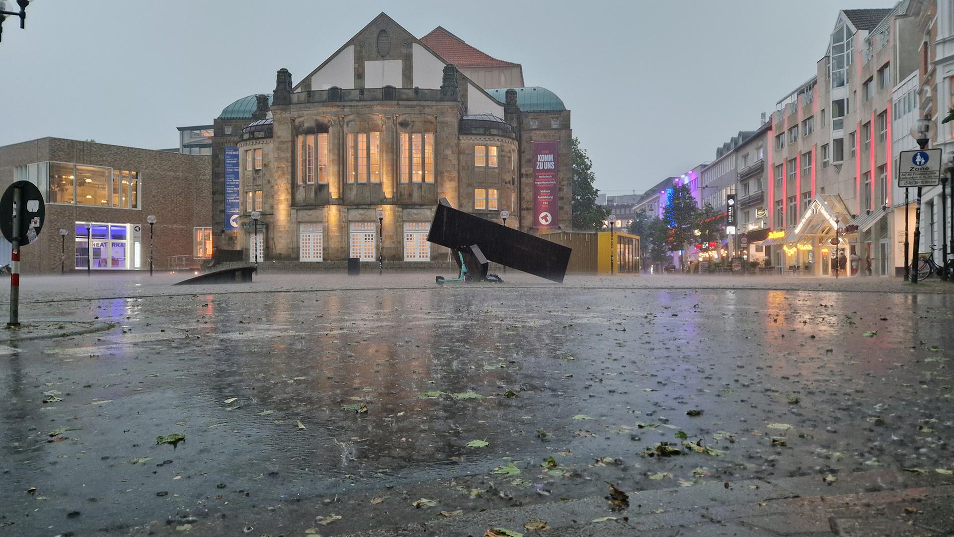 Regen fÃ¤llt wÃ¤hrend eines Unwetters in OsnabrÃ¼ck. | NDR, Josephine LÃ¼tke