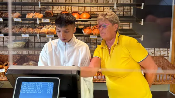 Phuoc Holernt Bäckereifachverkäufer, neben ihm steht Kerstin Claus