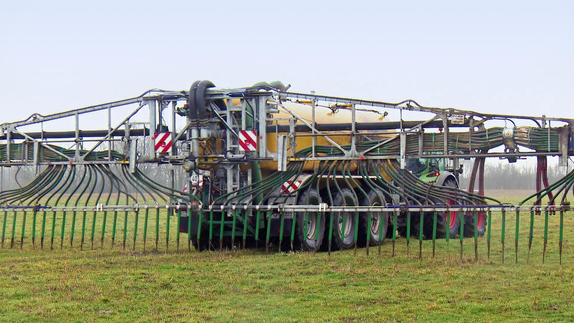 Ein Trecker mit einem Gülle-Anhänger auf einem Feld. | Screenshot