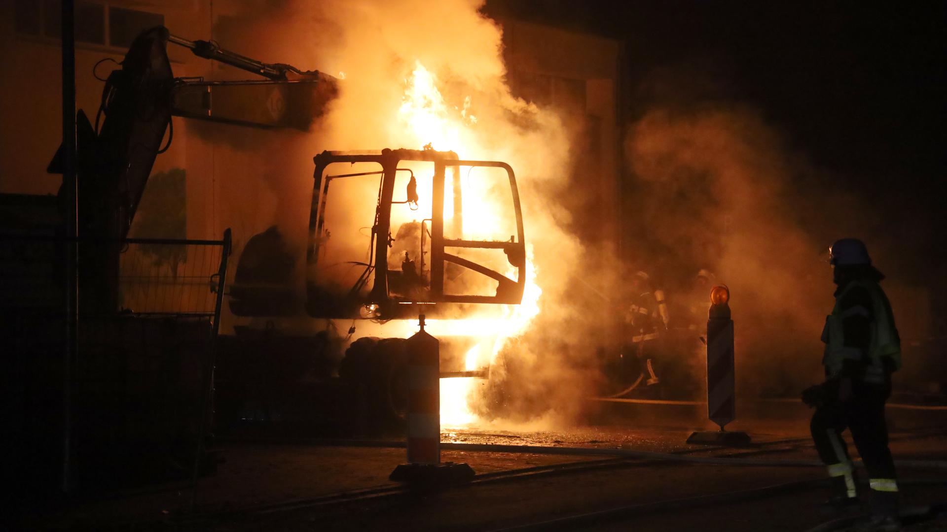 Das Bild zeigt einen brennenden Bagger in Hambüren. | Feuerwehr Hambüren