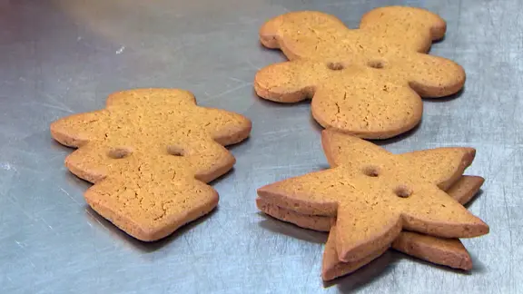 Braune Lebkuchen auf einer Arbeitsplatte.