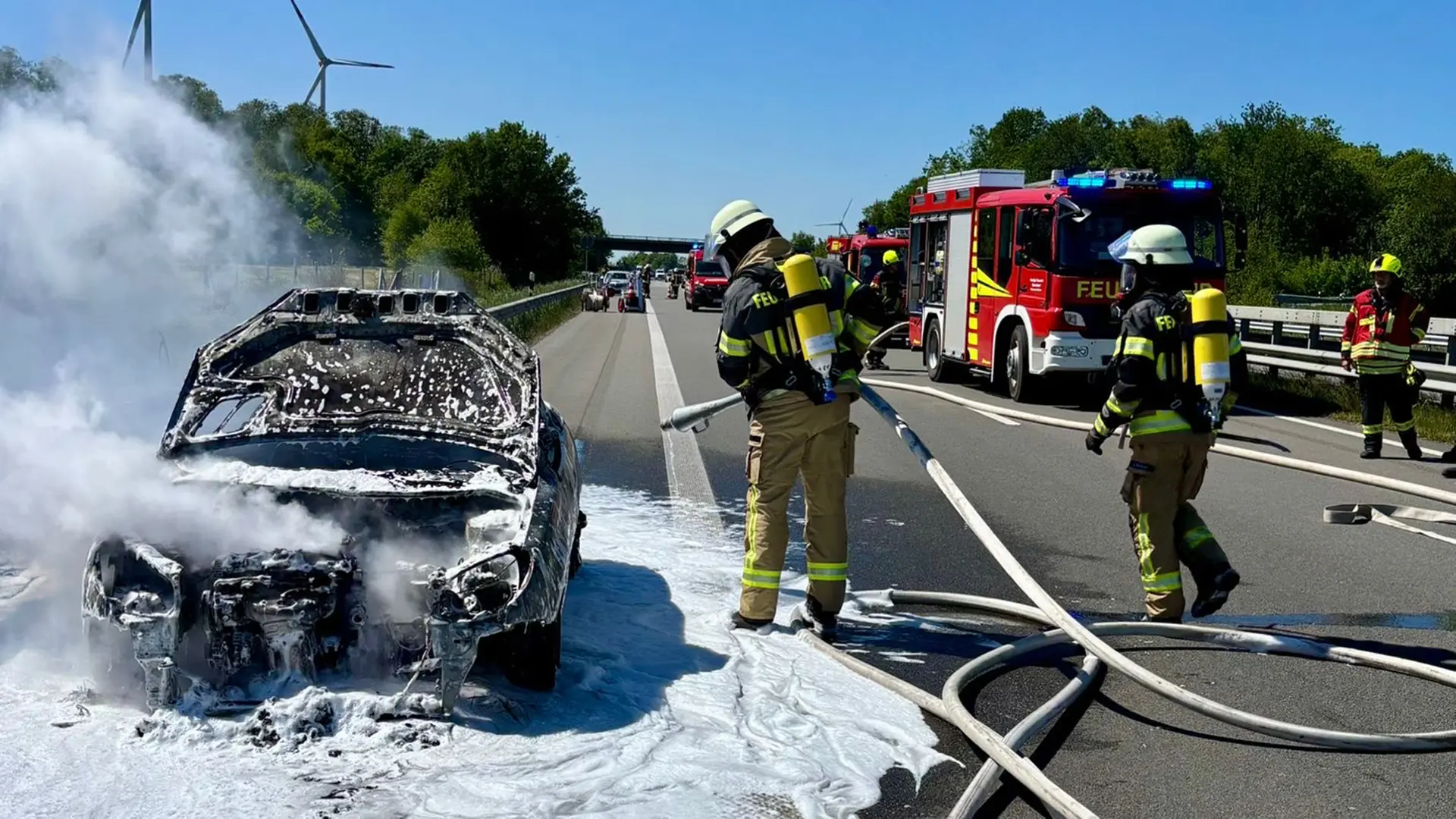 A31: Auto brennt aus - Fahrerin rettet sich rechtzeitig | ndr.de