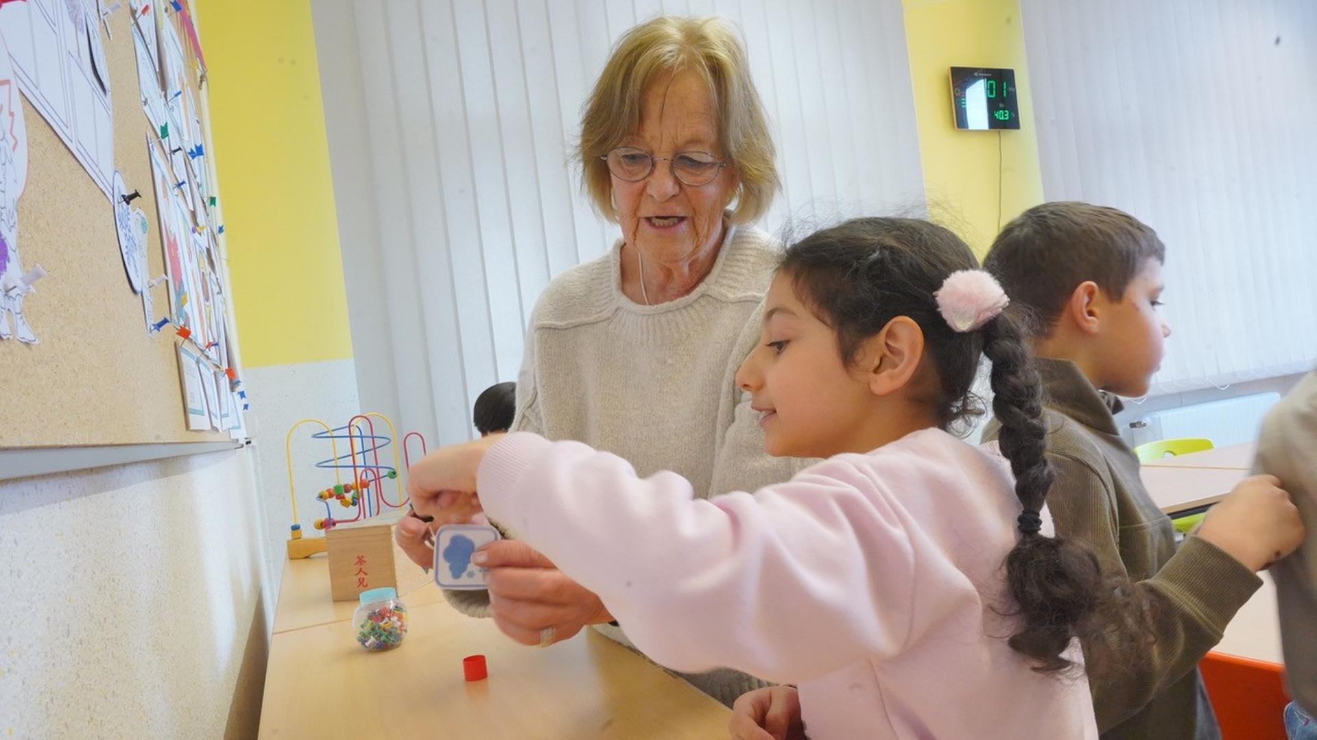 Die Lehrerin Ulrike Schmidt unterrichtet Grundschüler im Klassenzimmer. | NDR, Luisa Tolis