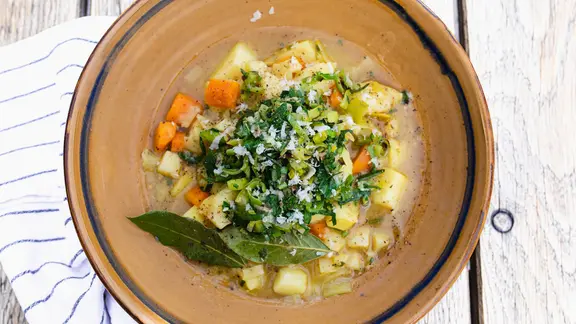 Lauch-Kartoffelsuppe in einem tiefen Teller angerichtet. | NDR, Tarik Rose Lauch-Kartoffelsuppe in einem tiefen Teller angerichtet.