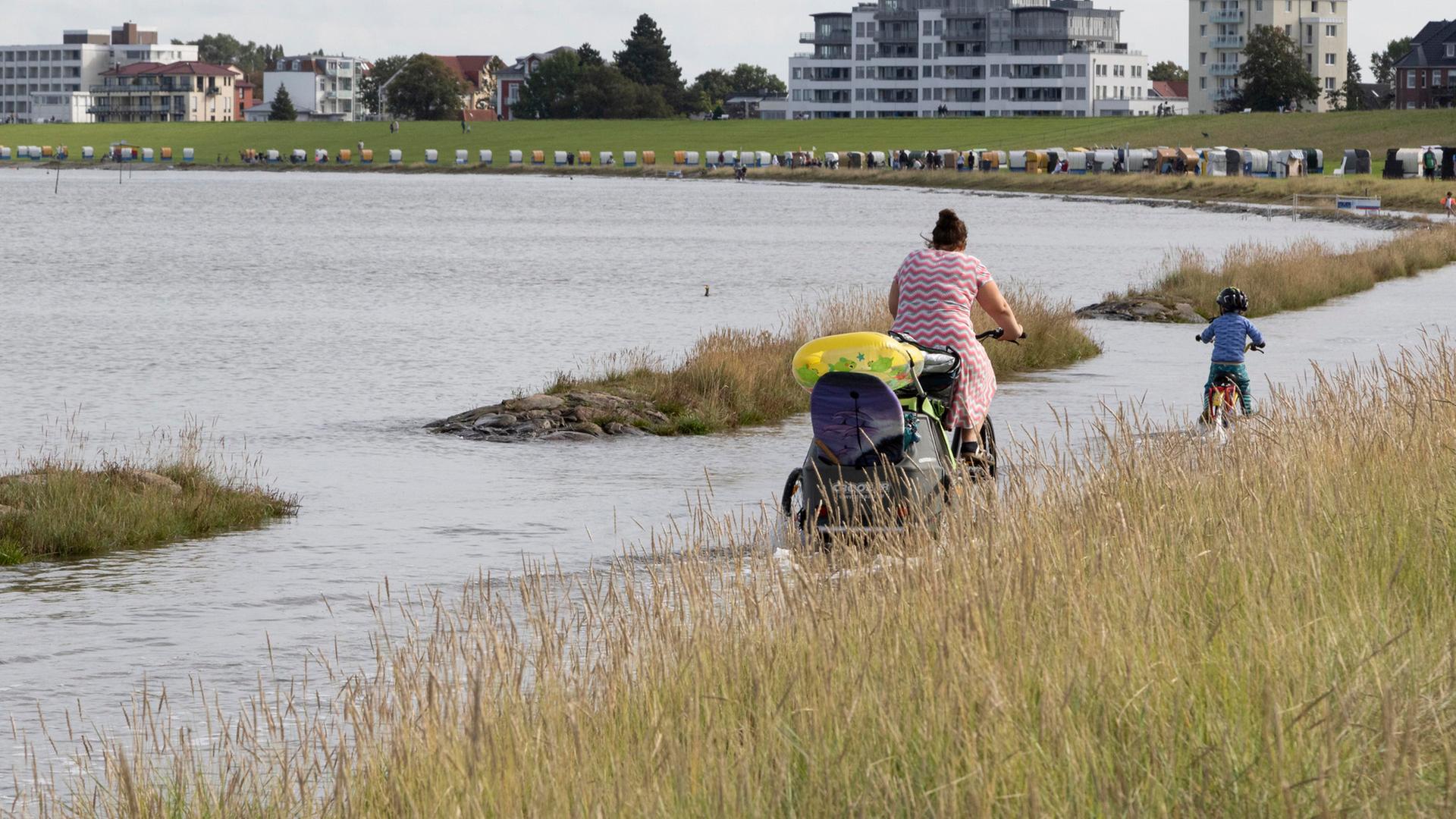 In Cuxhaven ist der Uferweg am Strand überschwemmt. | picture alliance / imageBROKER, Christopher Tamcke