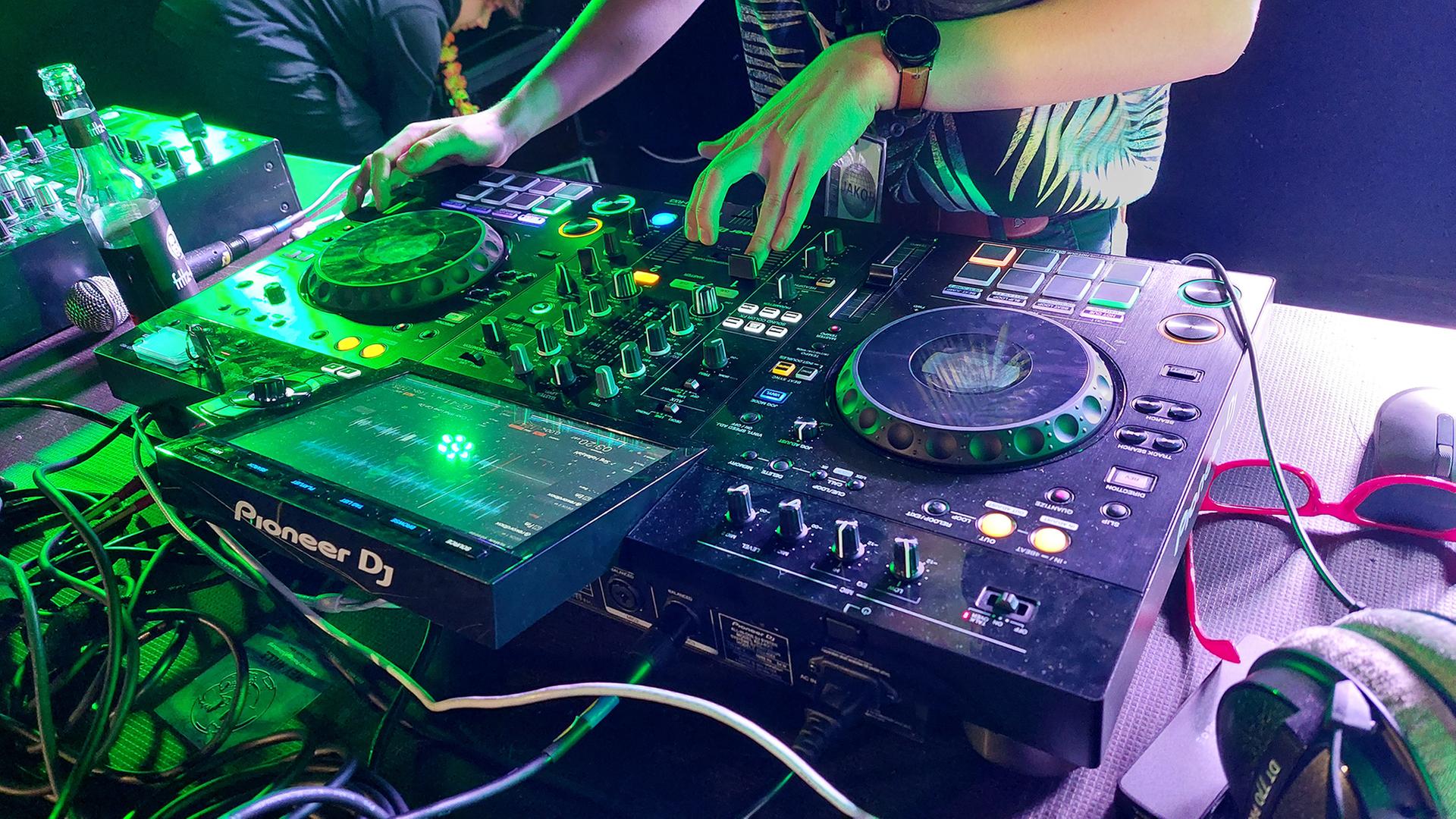 Ein DJ legt Musik auf. | NDR, Katrin Schwier