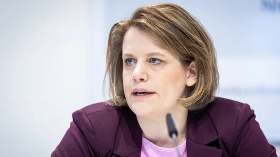 Niedersachsens grüne Kultusministerin Julia Willie Hamburg spricht auf einer Pressekonferenz.