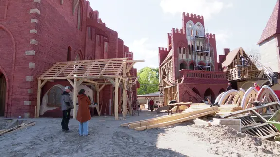 Die Kulissen für das neue Stück der Störtebeker-Festspiele auf Rügen wird aufgebaut.