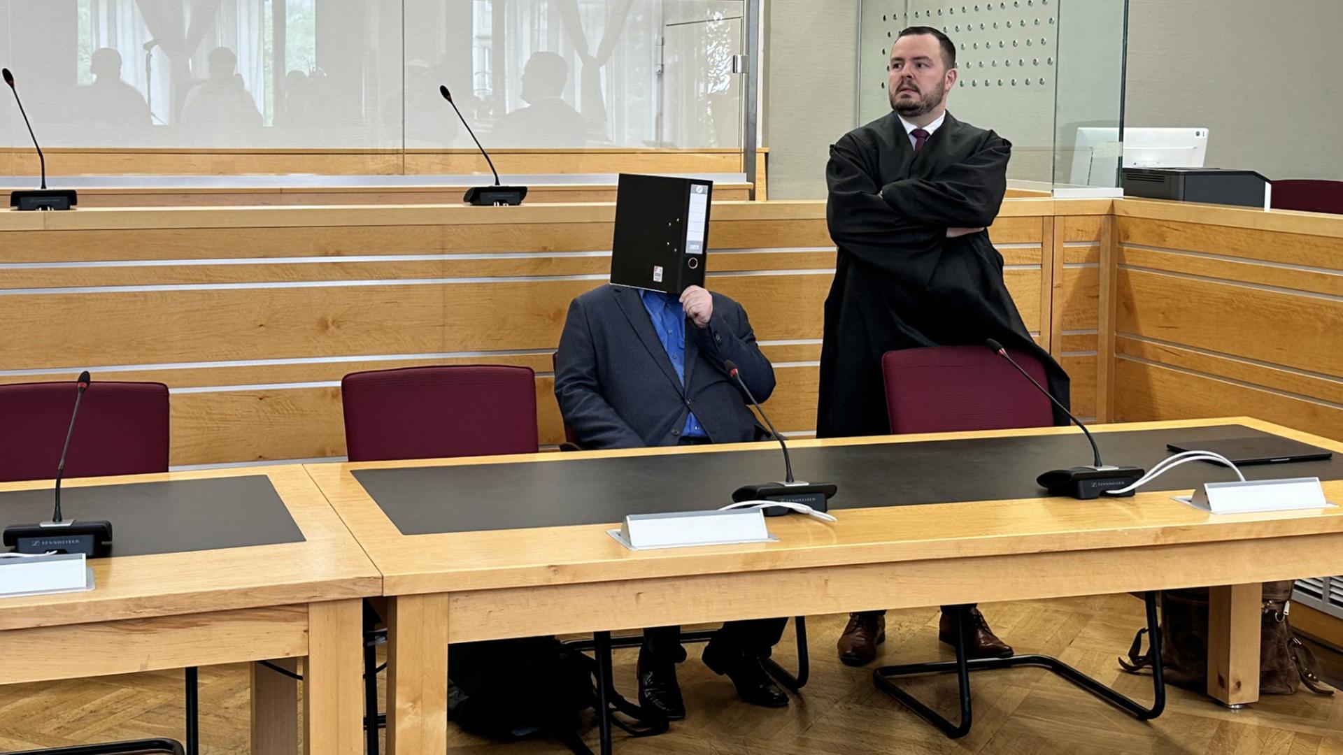 Ein Narkosearzt im Landgericht Hannover (mit seinem Anwalt, re). Der Arzt ist angeklagt, weil er Kinder missbraucht und fotografiert haben soll. | NDR, Kristina Hoffmann
