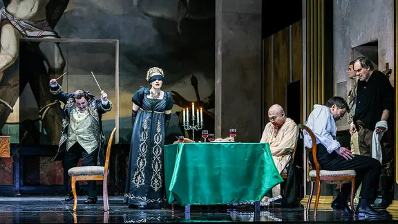 "Tosca" im Theater Lübeck: Gerard Quinn (Baron Scarpia), Evmorfia Metaxaki (Floria Tosca), Changjun Lee (Cesare Angelotti)