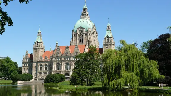 Südfassade und Maschteich am Neuen Rathaus in Hannover