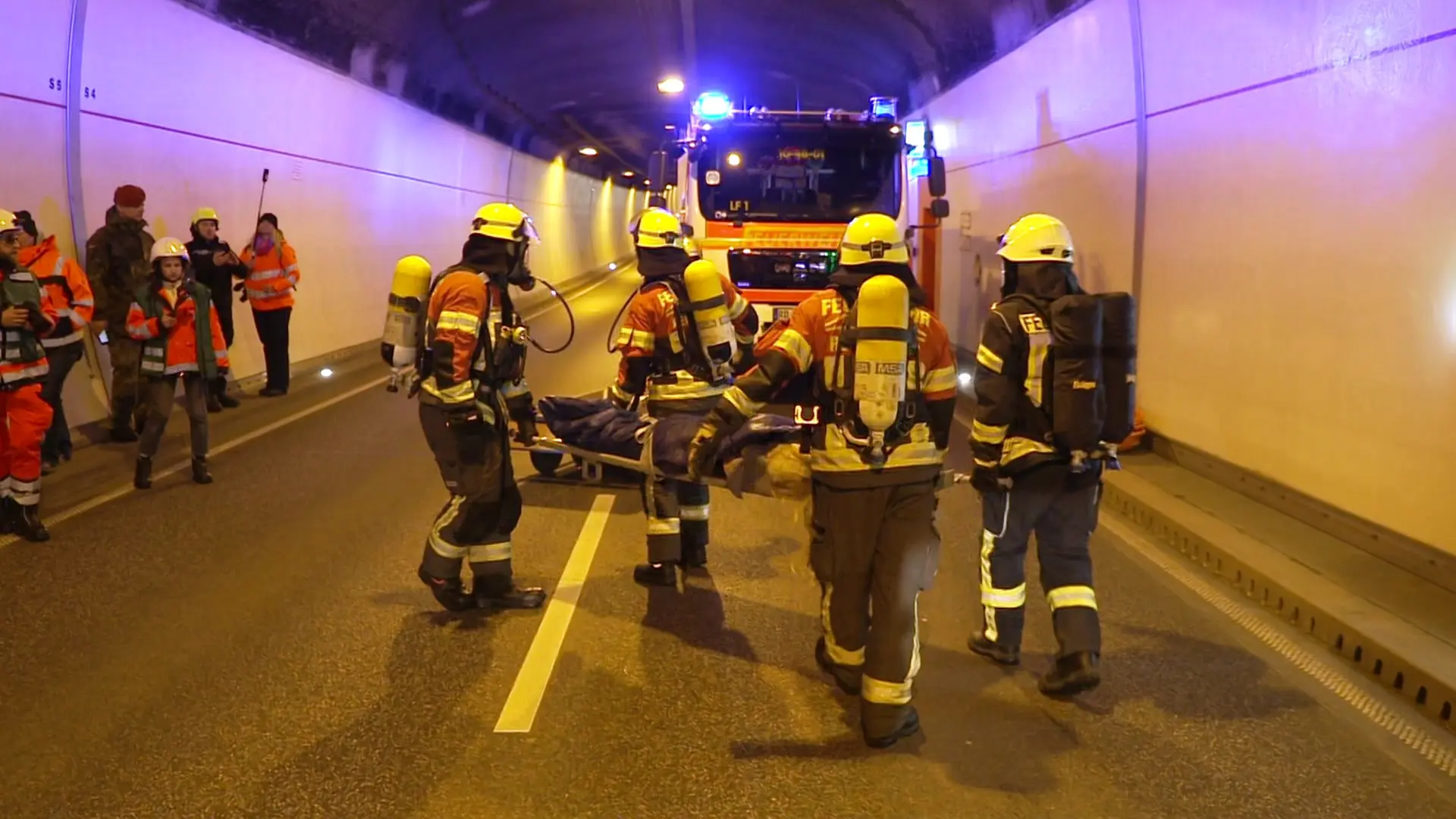 Blaulicht, Qualm und Verletzte: Großübung im Rendsburger Kanaltunnel