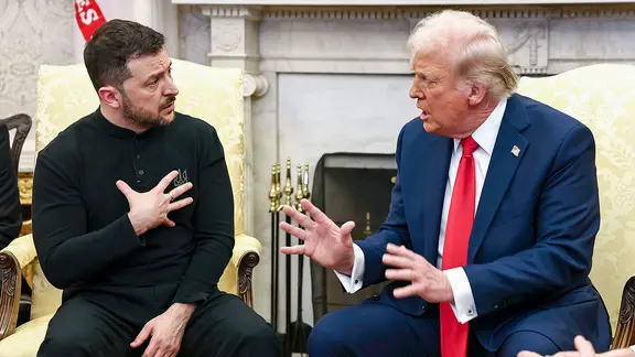 US-Präsident Donald Trump und der ukrainische Präsident Wolodymyr Selenskyj sitzen nebeneinander in einem Raum im Weißen Haus in Washington.