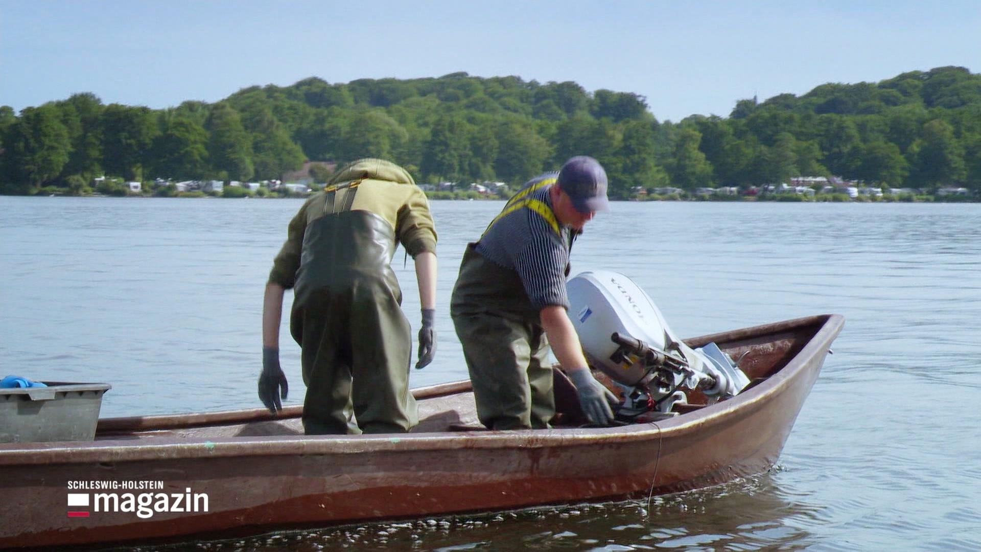 Zwei Menschen in einem Boot auf dem Plöner See. | Screenshot