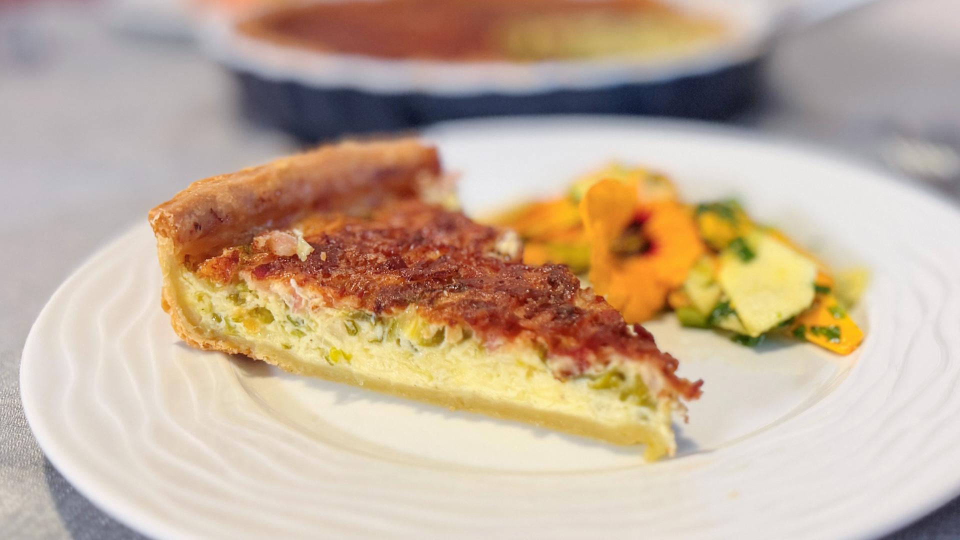 Ein Stück Lauchquiche mit Kürbis-Apfel-Salat auf einem Teller angerichtet | NDR