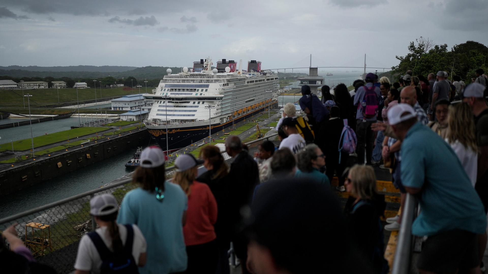 Menschen beobachten, wie das Kreuzfahrtschiff 