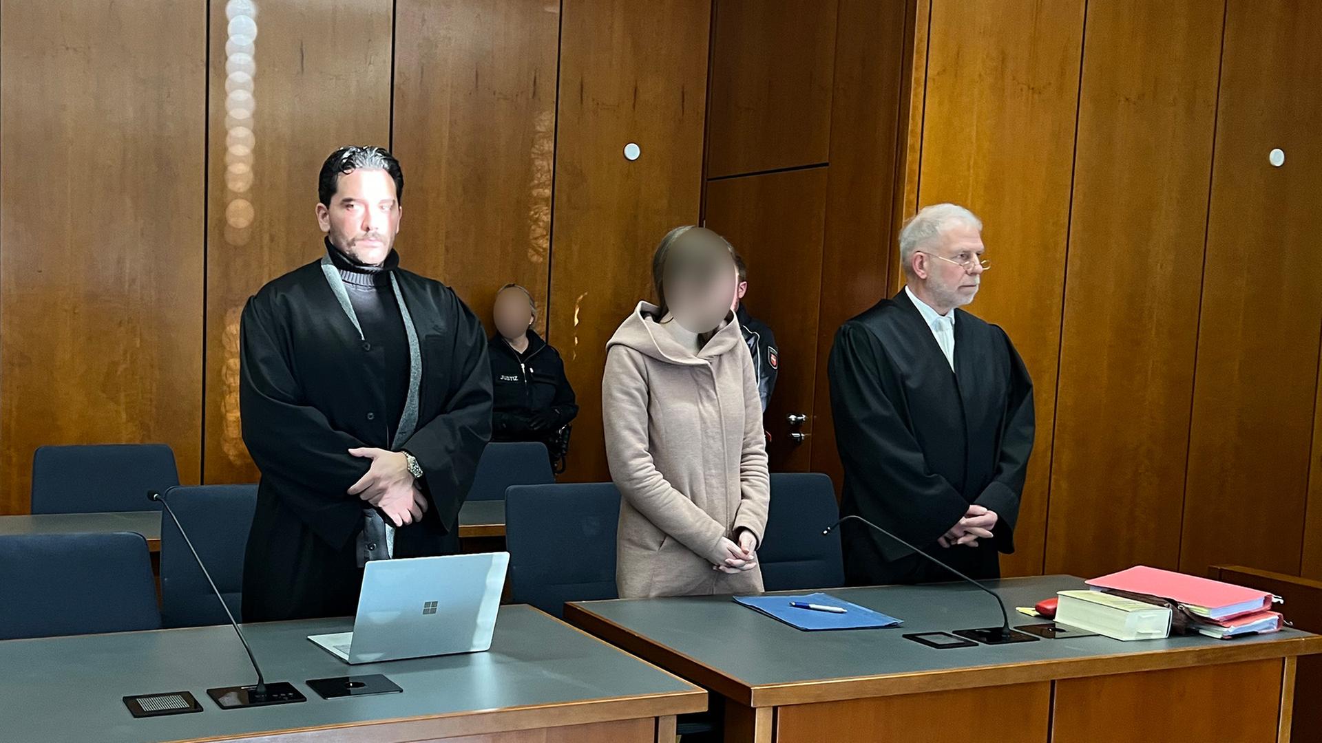 Die angeklagte Sozialarbeiterin steht im Landgericht Göttingen. | NDR, Jan Fragel