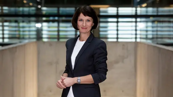 Katharina Seiler steht im ARD-Hauptstadtstudio.