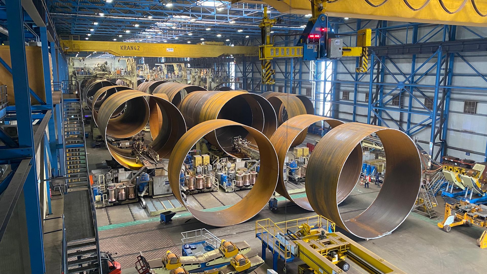 In einer Halle bei Steelwind Nordenham sind Teile von Windkraftanlagen zu sehen. | NDR, Peter Becker