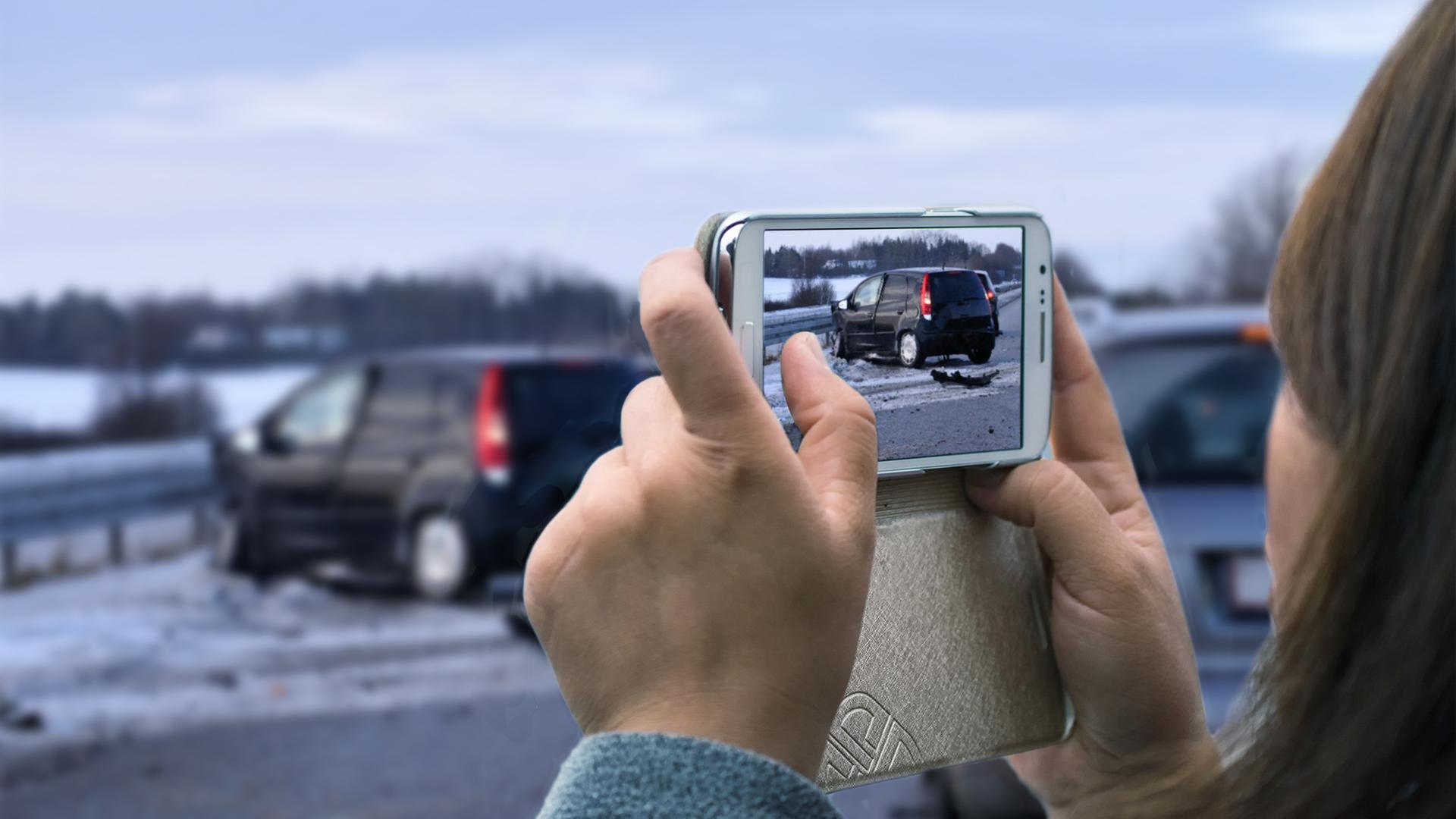 Eine Frau fotografiert mit ihrem Smartphone einen Unfall (Montage) | Colourbox, Giovanni, ThomasG