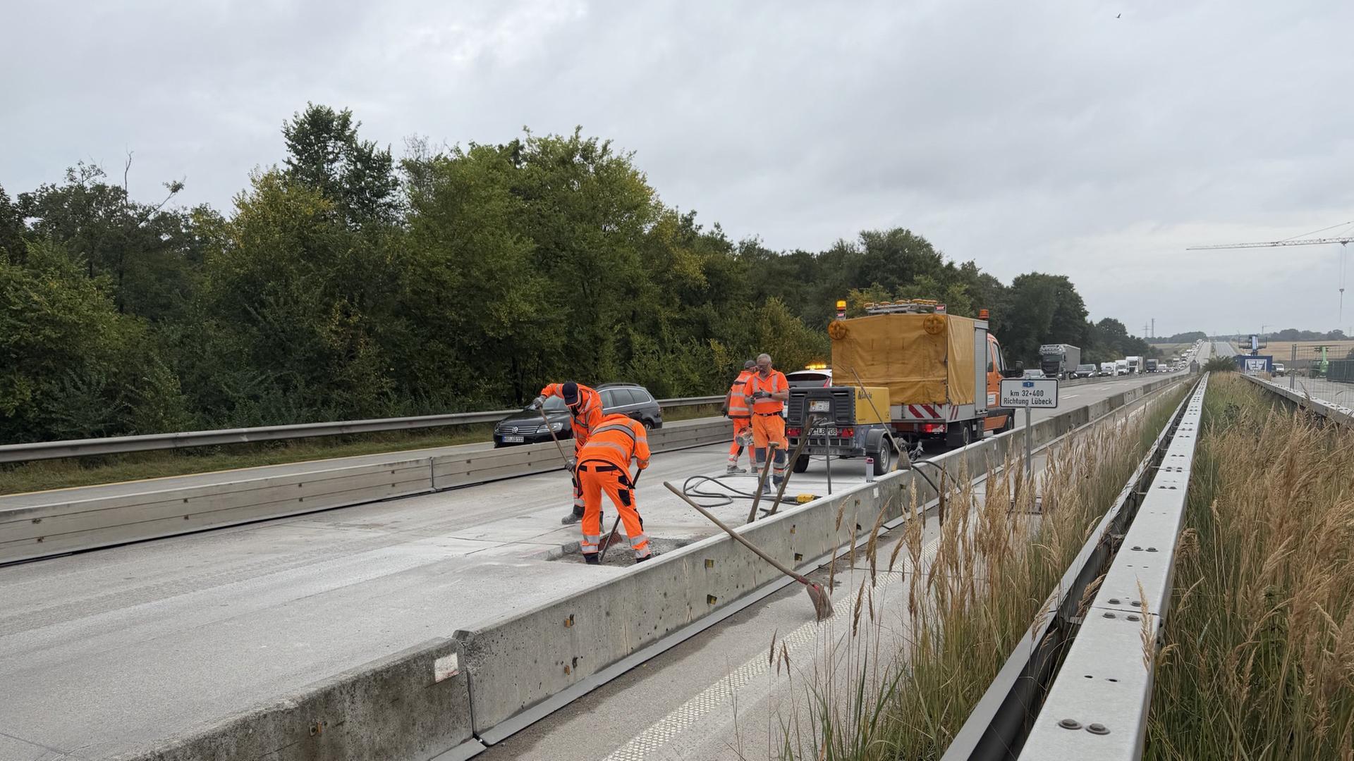 Nach gewaltigem Schlagloch auf der A1: Eine Spur wieder frei
