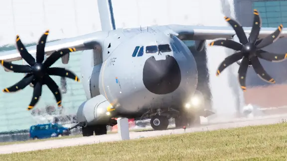 Ein A400M-Transportflugzeug находится в Fliegerhorst der Bundeswehr в Вунсторфе. |Picture Alliance/DPA |Джулиан Стратеншульте, Джулиан Стратеншульте Ein A400M-Transportflugzeug находится в Fliegerhorst der Bundeswehr в Вунсторфе.