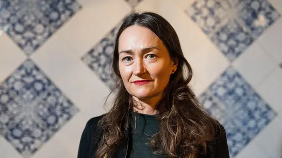 Una mujer con largos cabellos castaños mira a la cámara | picture alliance/dpa | Carsten Koall Una mujer con largos cabellos castaños mira a la cámara