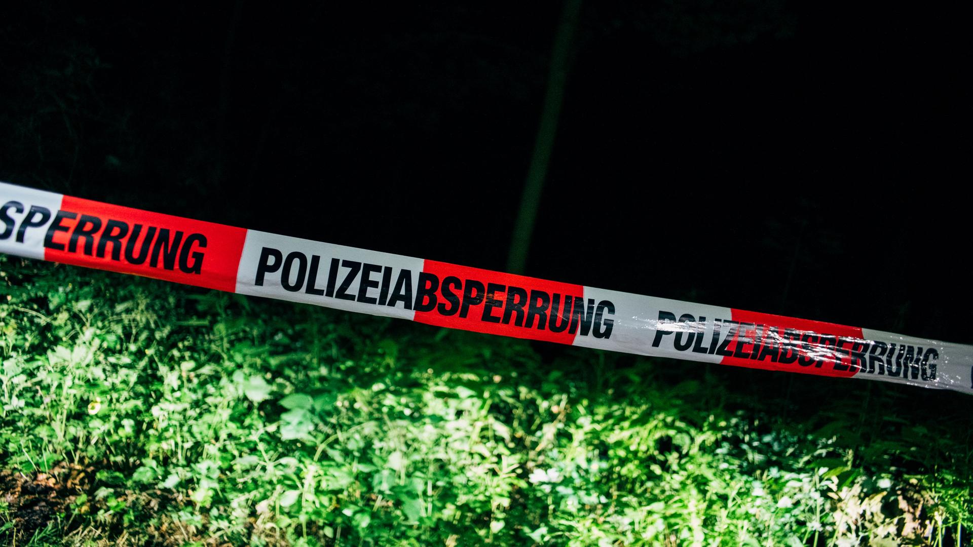 Das Bild zeigt ein Polizei-Absperrband in der Nacht. | Julius Matuschik