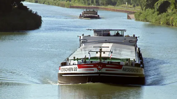 Der Mittellandkanal - die längste künstliche Wasserstraße in Deutschland verbindet Rhein, Ems, Weser und Elbe.