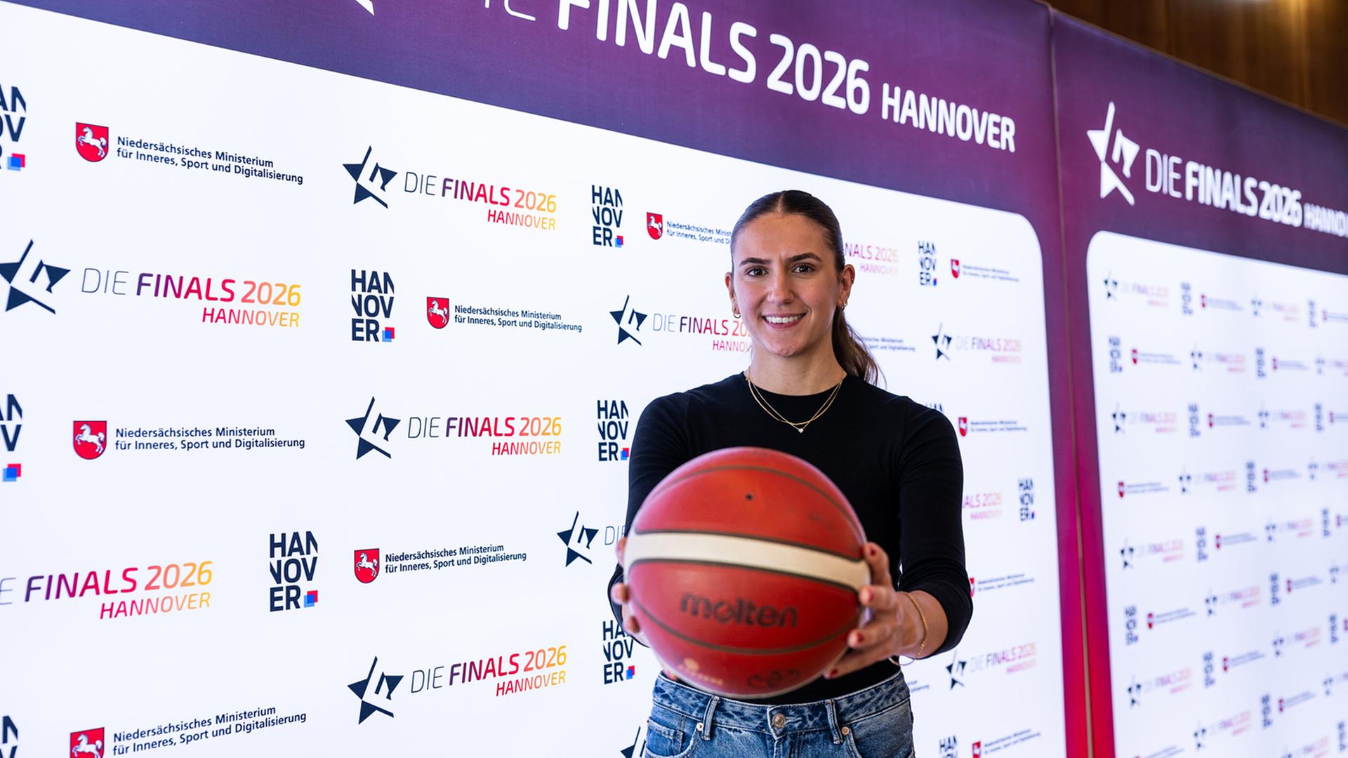 Eine Frau hält einen Basketball vor sich. | Moritz Eden / City-Press GmbH Bildagentur