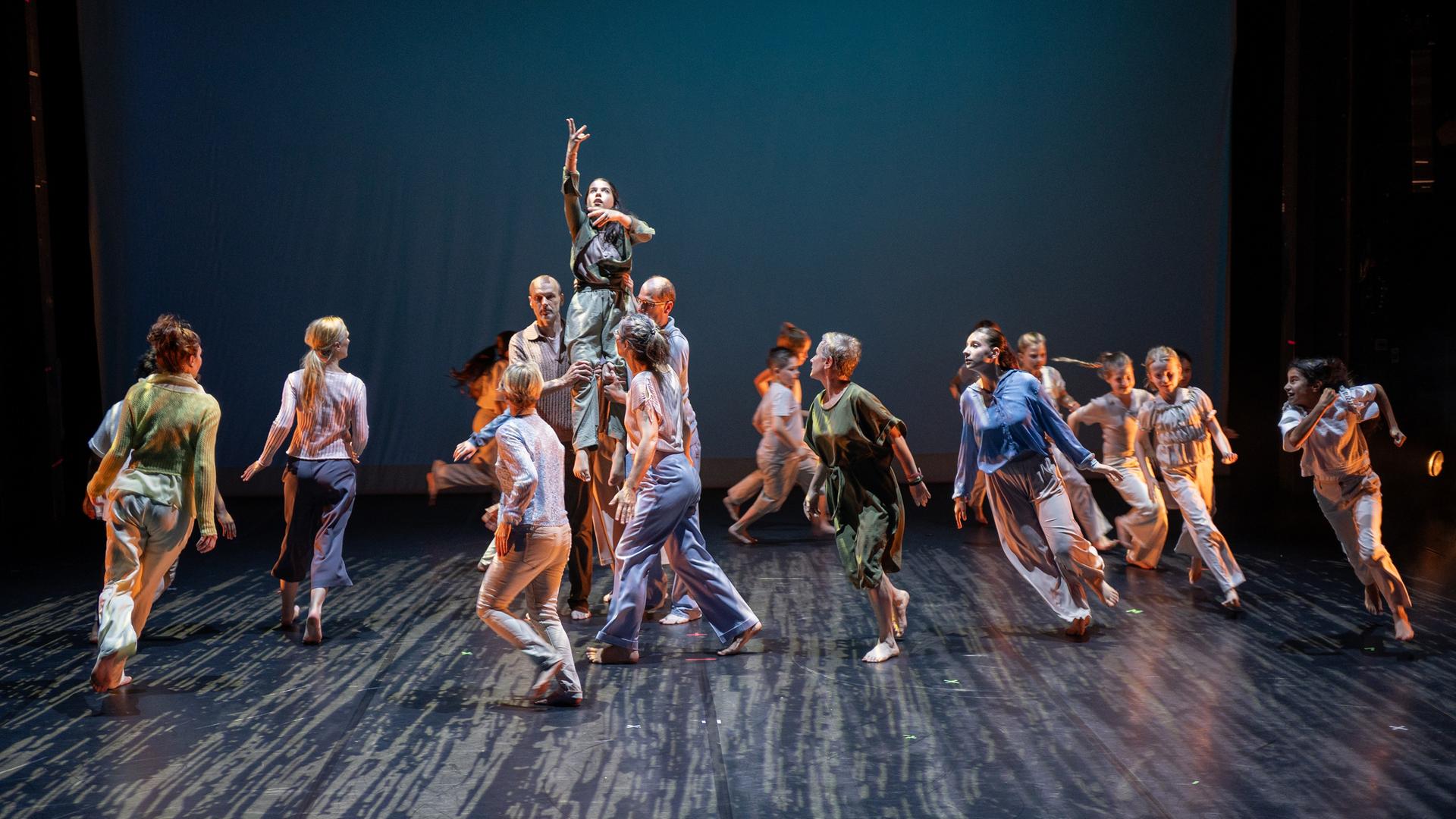 Mehrere Personen führen eine Tanzchoreographie auf der Bühne auf | SCHOENECK