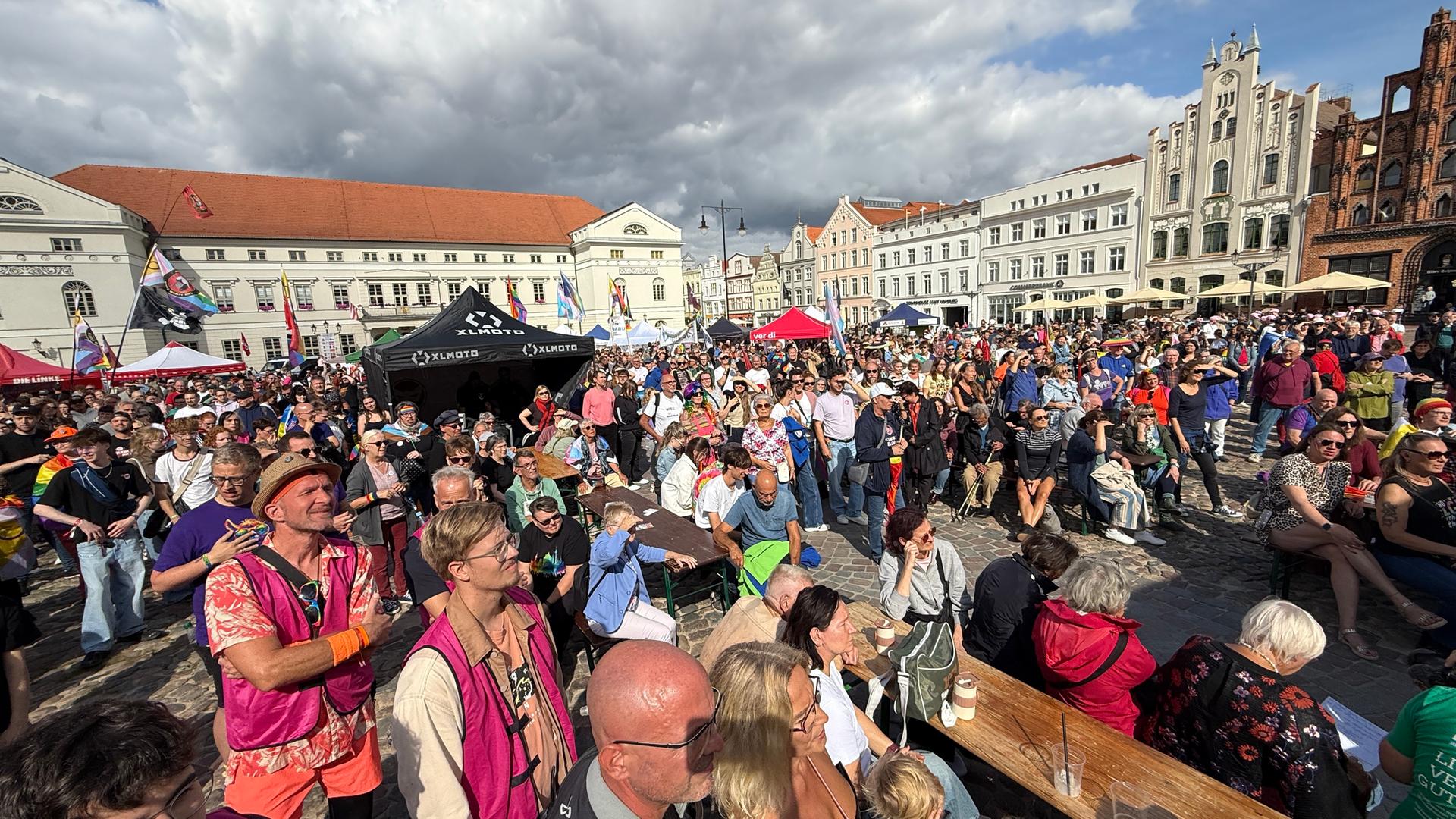 Wismar: 1.700 Teilnehmer feiern Christopher Street Day