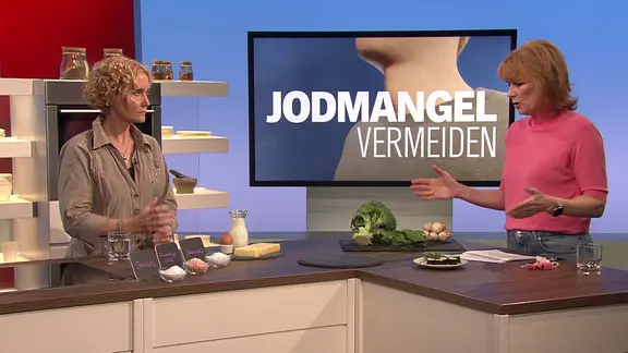 Ernährungs-Doc Viola Andresen mit Moderatorin Vera Cordes im Studio