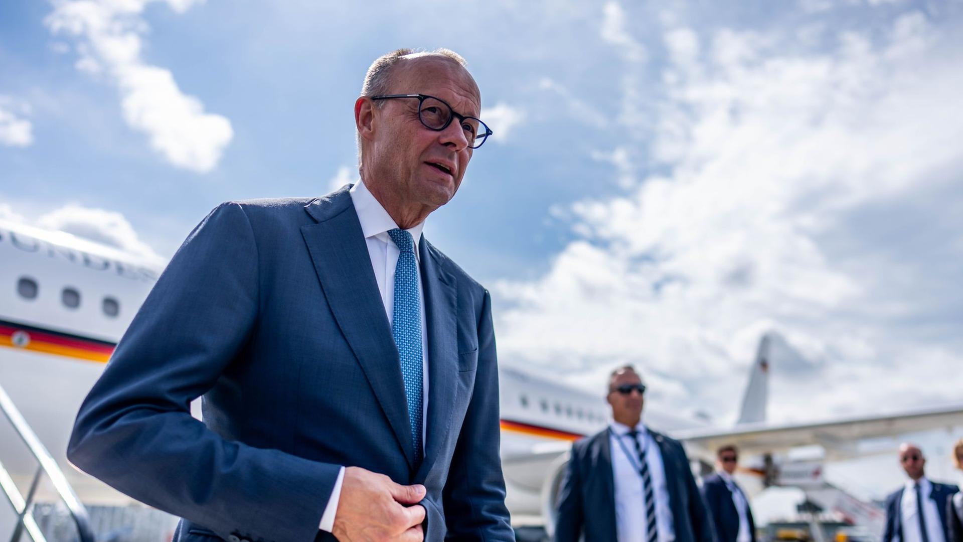 Merz liest "Das Narrenschiff" im Urlaub: Warum diese Buchwahl?