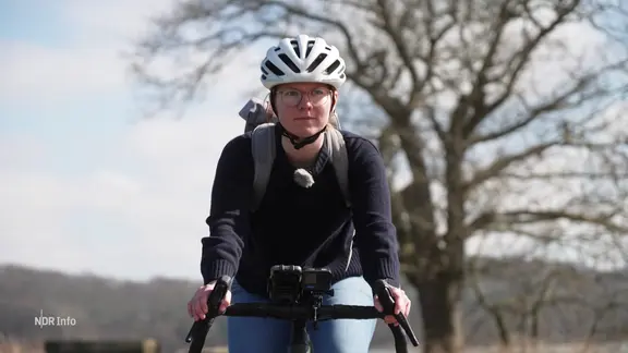 Eine Frau sitzt auf einem Fahrrad.