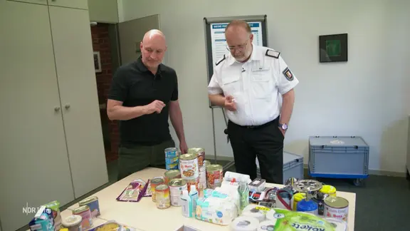 Svend Rix vom Bevölkerungsschutz erklärt was man im Ersntfall benötigt.