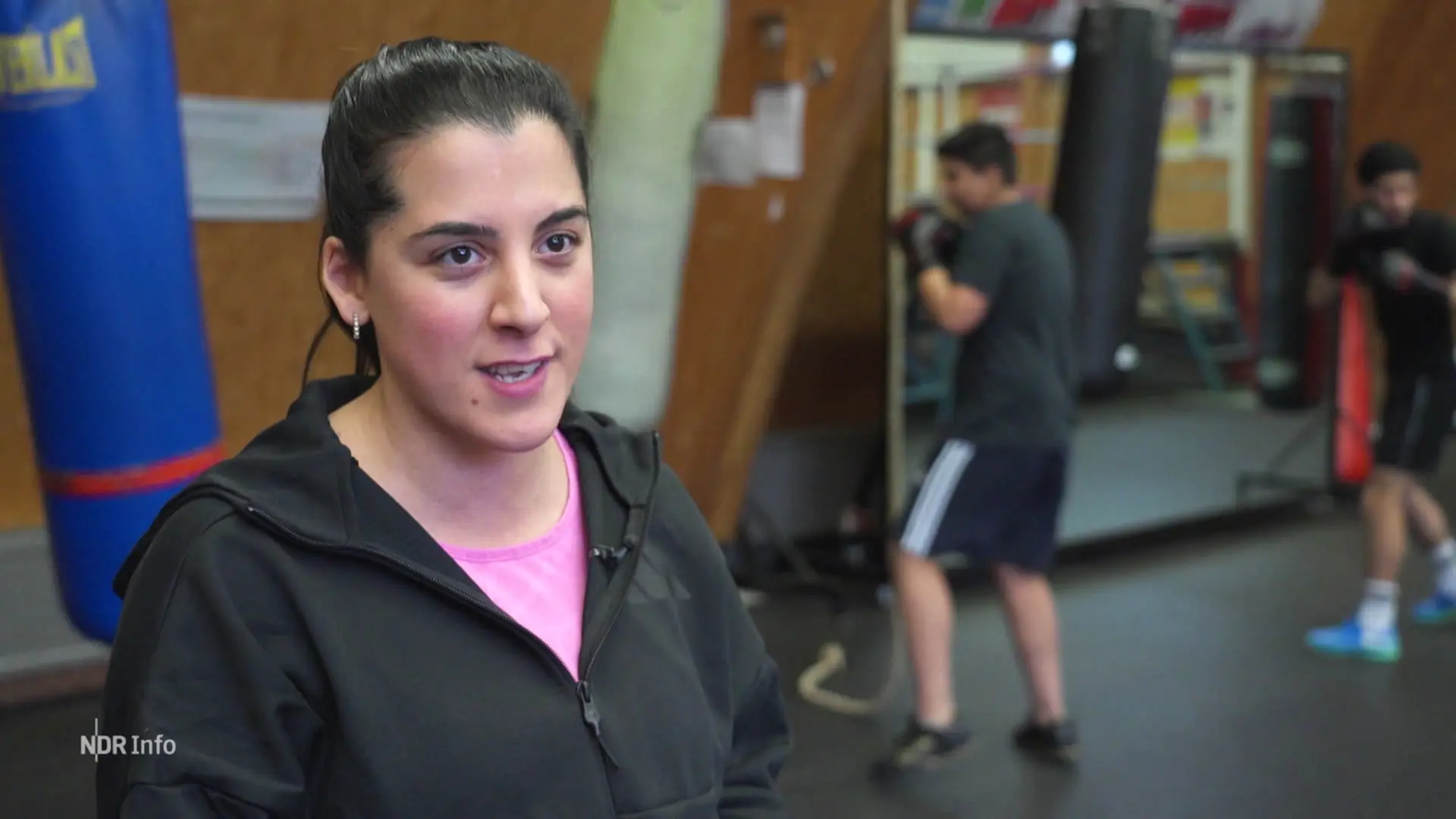 Ex-Profiboxerin gibt Anti-Aggressionstraining an Schule