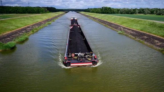 Das ferngesteuerte Binnenschiff "Niedersachsen 2" fährt auf dem Elbe-Seitenkanal