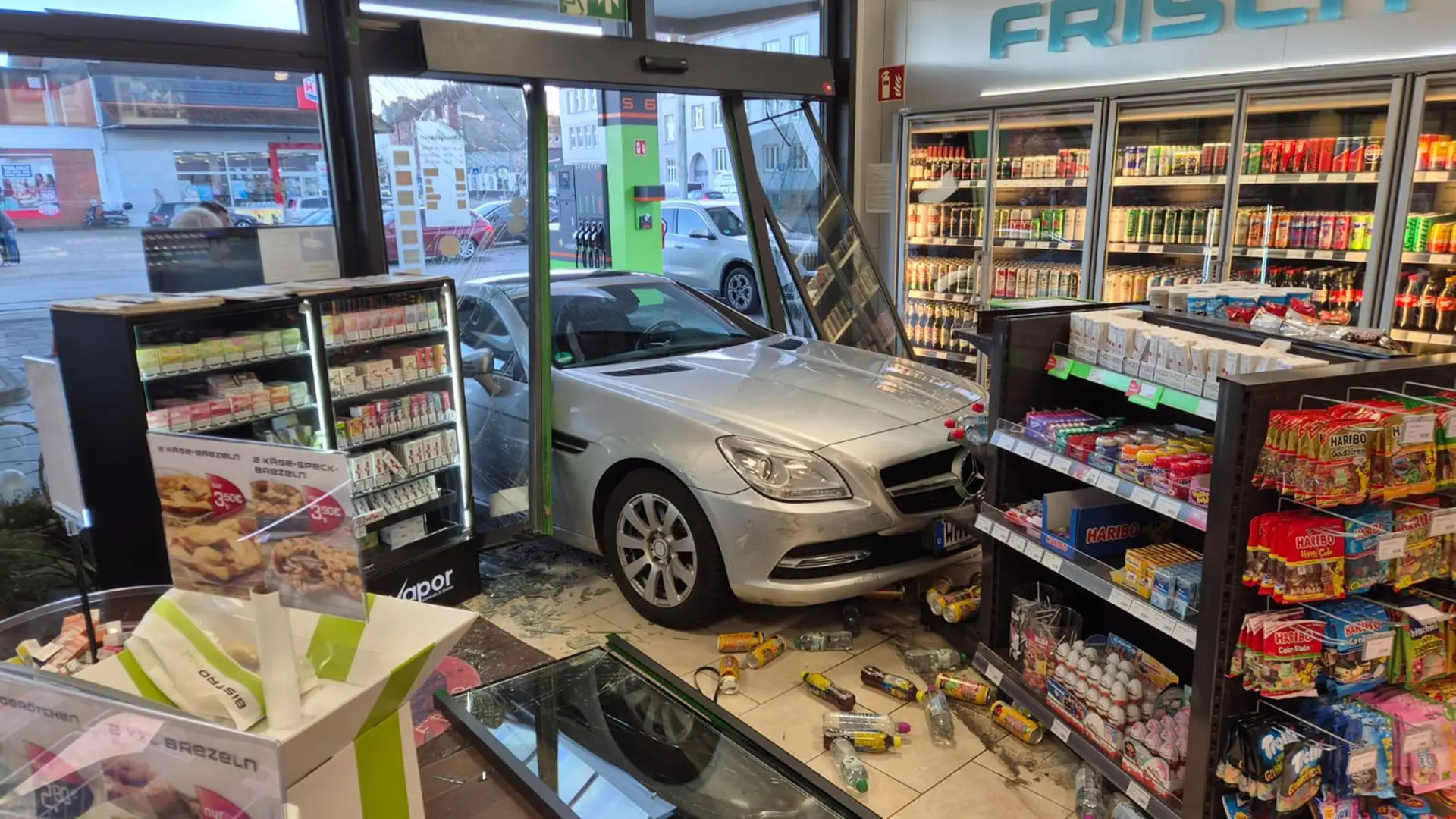 Wilhelmshaven: Frau fährt mit Auto in Tankstellen-Gebäude | ndr.de