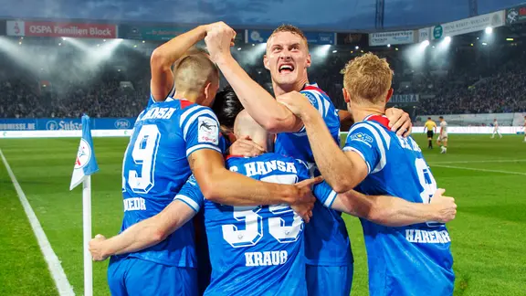 Rostocks Spieler bejubeln einen Treffer