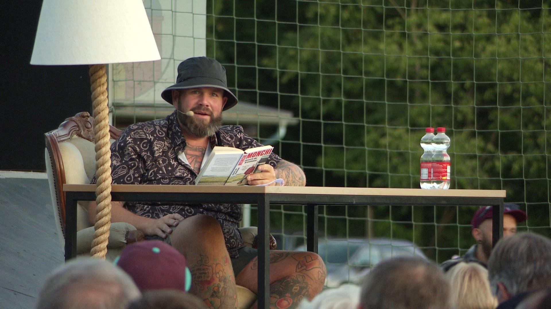 "Jenseits der Brandmauer": Punk-Sänger "Monchi" stellt neues Buch vor