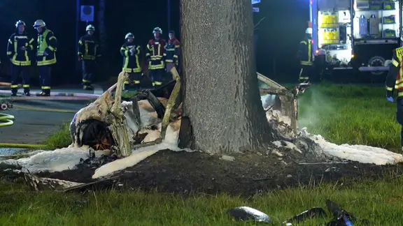 Ein komplett zerstörter Sportwagen an einem Baum nach einem tödlichen Unfall in Syke.